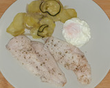Foto del paso 6 de la receta: Merluza con guarnición de patatas y huevo poché al microondas