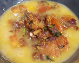 Foto del paso 2 de la receta: Omelette con jamón, tomate y albahaca