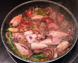 Foto del paso 6 de la receta: Chipirones encebollados con rovellons y espárragos trigueros