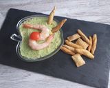 Foto del paso 3 de la receta: Ensaladilla de aguacate con tomate y langostinos