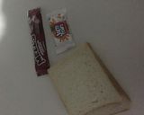 A picture of step 1 of Mashmallow sandwich.