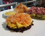 Foto del passaggio 4 della ricetta Gamberoni in pasta kataifi e tartare di tonno e salmone