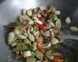 Foto langkah ke 5 dari resep Tumis Terong Bunga Pepaya.