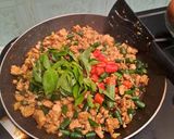 Foto langkah ke 6 dari resep Chicken Pad Kra Pao (THAILAND).