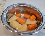 Foto del paso 2 de la receta: Pechuga de pavo al ajillo con puré de patata y zanahoria