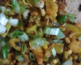 A picture of step 3 of Aalo aur hare pyaaz ka roll.