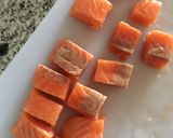 Foto del paso 1 de la receta Brochetas de salmón rápidas con arroz, también express!
