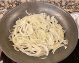 Foto del paso 3 de la receta: Salchichas frescas encebolladas