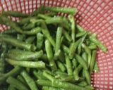 Foto langkah ke 1 dari resep Tumis kacang kuah telur.