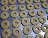 Foto langkah ke 3 dari resep Donat Cookies.