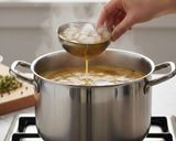 Foto del paso 2 de la receta Desgrasar Caldos y Salsas