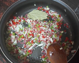 Foto del paso 9 de la receta: Chuletas de cerdo adobadas con puré de papas, guisantes y salsa