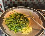 Foto langkah ke 3 dari resep Mie Goreng Kangkung.