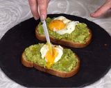 Foto del passaggio 5 della ricetta Avocado Toast con uovo pochè