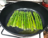 Foto del paso 2 de la receta: Espárragos trigueros salteados con ventresca de atún