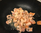 Foto del paso 1 de la receta: Salsa de langostinos y salmón rosado para disfrutar con una rica pasta