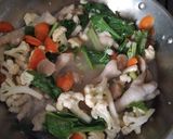 Foto langkah ke 5 dari resep Capcay Kuah Ceker.