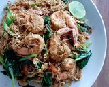 รูปขั้นตอนการทำที่ 2 ของ "เส้นหมี่ผัดซีอิ๊วกุ้งสดแบบง่ายๆ" 🍜🦐🌱
