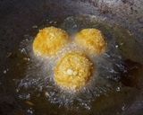 Foto langkah ke 4 dari resep Bola-Bola Nasi Isi Abon.