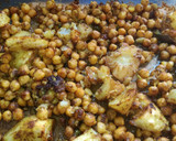 Foto del paso 5 de la receta: Pollo al horno con patatas y garbanzos al curry