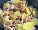 Foto del paso 2 de la receta: Guiso de calamares en vino tinto 🦑🍷