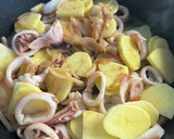 Foto del paso 2 de la receta: Guiso de calamares en vino tinto 🦑🍷