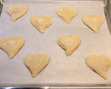 Foto del paso 10 de la receta: Corazones de hojaldre rellenos de mermelada de fresa, sin gluten, sin lactosa
