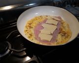 Foto del paso 2 de la receta: Omelette de jamón y queso