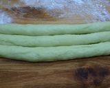 Hình bước làm 2 của món Bánh mì hoa cúc phô mai lá dứa