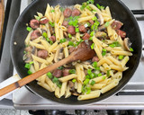 Foto del paso 3 de la receta: Penne rigatti con hongos portobello, salchicha parrillera y cebolla de verdeo
