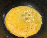 Hình bước làm 4 của món Omurice gấu đắp chăn trứng
