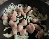 Foto del paso 1 de la receta: Pasta con salsa de pollo, pesto y cebolla