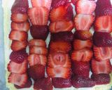 Foto del paso 7 de la receta: Tarta de frutillas con masa y pastelera al microondas