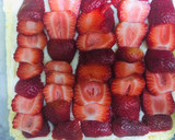 Foto del paso 7 de la receta: Tarta de frutillas con masa y pastelera al microondas
