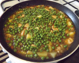 Foto del paso 3 de la receta: Guisado de pollo con patatas y pimientos variados