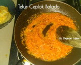 Foto langkah ke 2 dari resep Telur Ceplok Balado #KisahKasihCookpad.