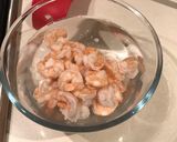 A picture of step 2 of Avocado & prawns salad.