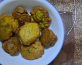 A picture of step 3 of Aloo piyaz ke pakoray.