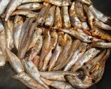 Hình bước làm 1 của món Cá lòng tong kho khô