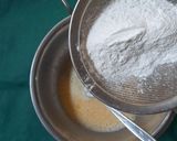 Foto langkah ke 4 dari resep Bolu Kukus Pisang Gula Aren No Mixer.