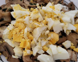 Foto del paso 7 de la receta: Hojaldres de champiñones, atún huevo queso aceitunas