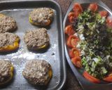 Foto del paso 6 de la receta: Pimientos amarillos rellenos y ensalada de lechuga y tomate