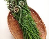 Foto langkah ke 1 dari resep Sayur Pakis Kuah Santan.