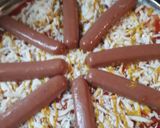 Foto langkah ke 5 dari resep Chili-CheeseDog Pizza.