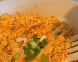 Foto langkah ke 5 dari resep Nasi Goreng Selimut Merah Putih.