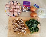 รูปขั้นตอนการทำที่ 1 ของ Creamy mushroom & spinach with pork ball (keto)