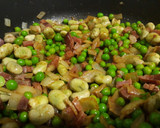 Foto del paso 7 de la receta: Guisantes y habitas con jamón y huevos escalfados