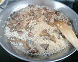 Foto del paso 3 de la receta: Arroz con panceta y guíscanos