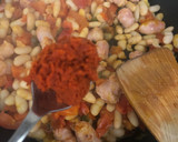 Foto del paso 4 de la receta: Alubias con longaniza de pavo y curry rojo