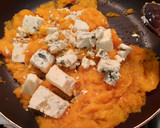 Foto del paso 3 de la receta: Agnolotti con zapallo y queso azul